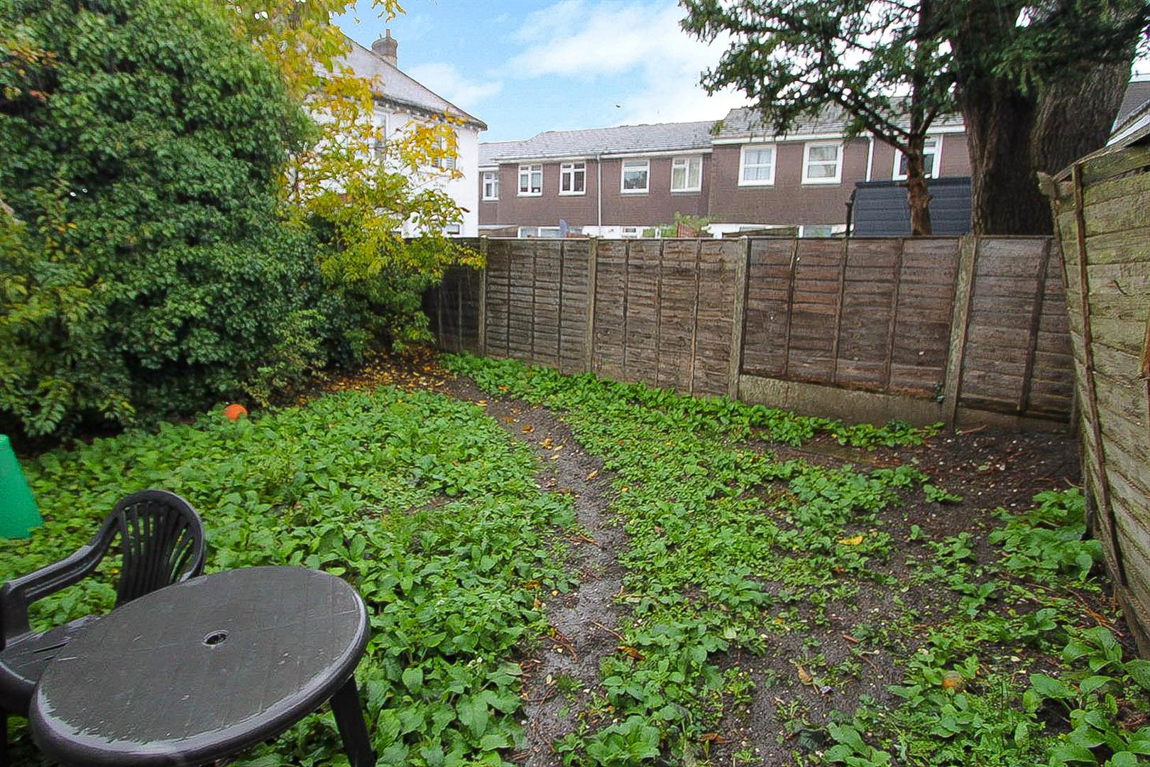2 bed property in Clyde Road, Wallington